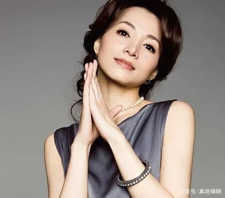 “央视一姐”董卿的工资曝光,网友直呼这也太多了,到底有多少钱?