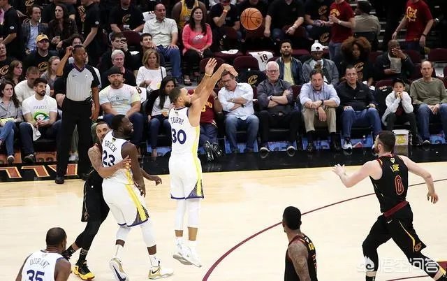NBA总决赛G4,第四节全队都给库里喂球,是不是想帮他拿FMVP?