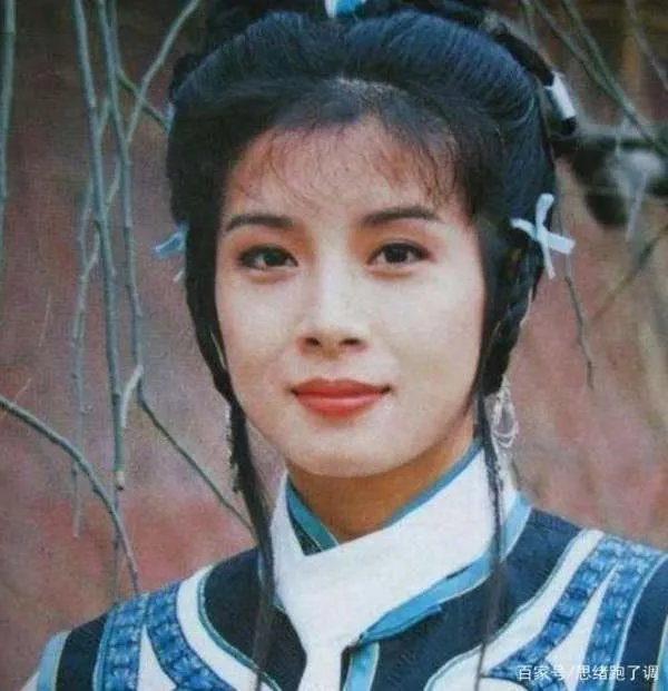 岳翎:与男友分手7年后同剧飙戏,为爱永久退隐,52岁近况如何?