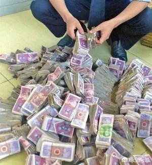 上海工行员工加班八小时点清近三万枚硬币,满足顾客一次性存储需要,你怎么看?