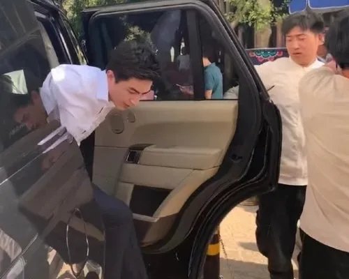 对于林更新被大姐拦车门要合影一事,你有何评价?