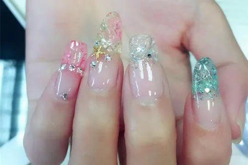 北京暴雨女子淡定做美甲,女人爱美的心到底有多大?