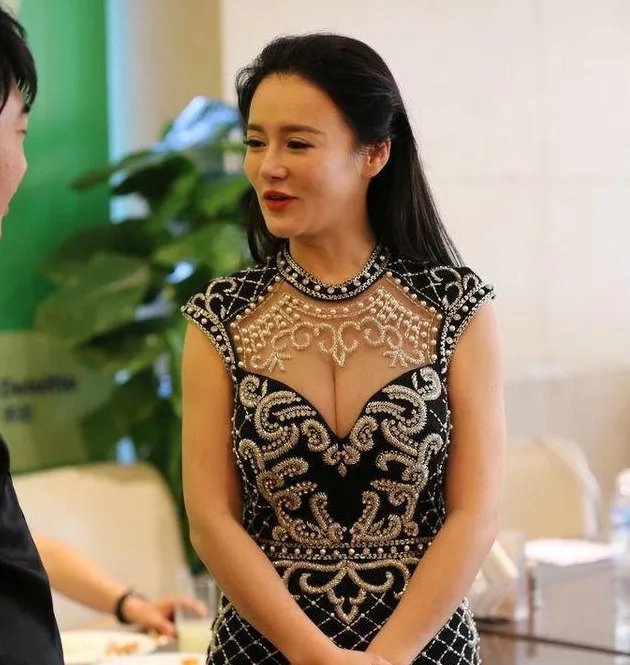 邹市明怎么解释夫妻性感打扮的?