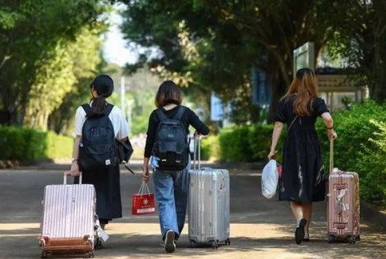 美国多所大学出现严重疫情，还会强制返校吗？