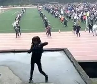 中学课间操全体跳街舞是怎么回事?