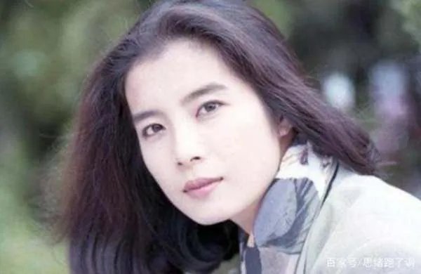 岳翎：与男友分手7年后同剧飙戏，为爱永久退隐，52岁近况如何？