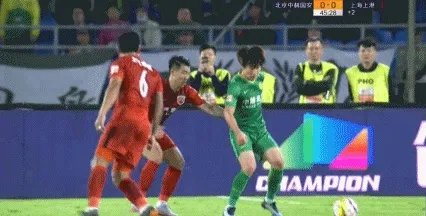 国安进球遭争议判罚越位，主裁判为何只听助理裁判的提醒，自己却不去回看录像呢？