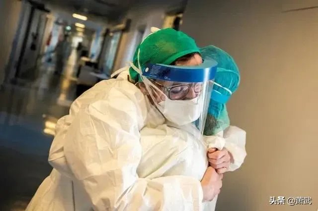 美国确诊人数从前天的35000直降到26000,是真的吗?