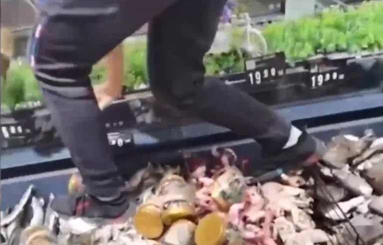永辉超市工作人员脚踩冷冻鱼虾,为什么只是对该员工加强管理?