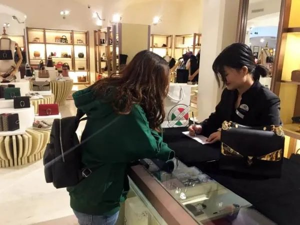 杭州男子花41万买卡地亚被店员气到住院,为什么奢侈品店的员工总是很拽?