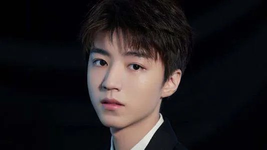 王俊凯拍毕业照,被抓拍下穿学士服模样,离开滤镜后他的颜值还在线吗?
