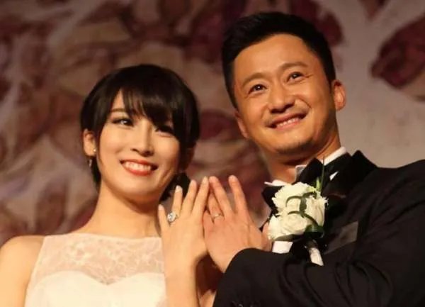 吴京谢楠牵手散步,结婚多年,他们是如何相处的?