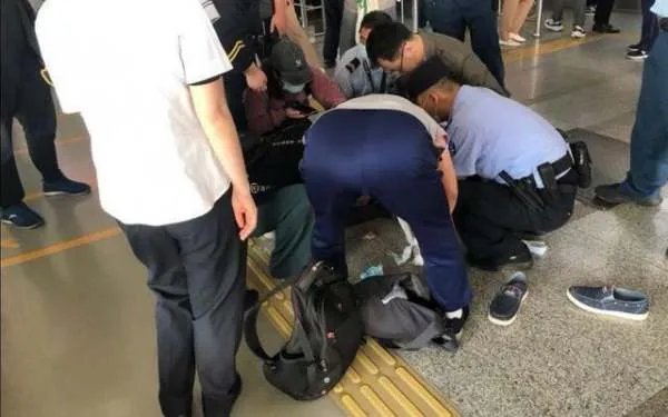 男子北京地铁突然晕倒,抢救无效死亡,成年人的压力究竟有多大?