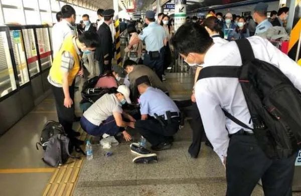 男子北京地铁突然晕倒,抢救无效死亡,成年人的压力究竟有多大?