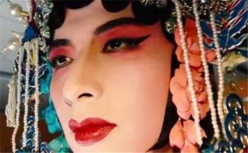 90后男生扮贵妃比李玉刚还美 浓妆艳抹向国粹致敬!