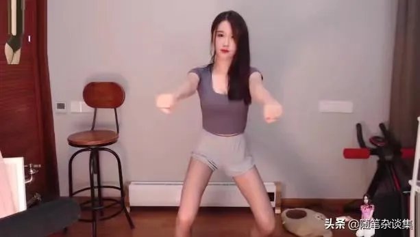 女主播涨粉10万,就是因为房间里有台电视机,你有何看法?
