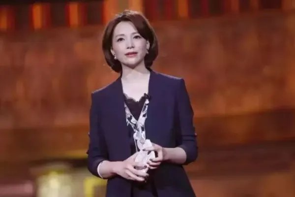 “央视一姐”董卿的工资曝光,网友直呼这也太多了,到底有多少钱?
