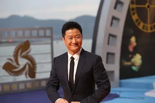 吴京参加活动被冻到原地转圈圈,艺人的工作有多辛苦?