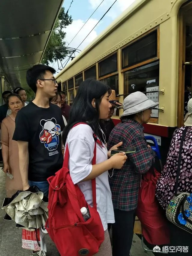 长春:乘客10万现金遗落车厢,列车长发现归还, 你怎么看?