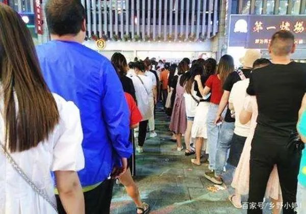 万人排队喝孟婆汤,地摊摆出新高度,这到底是怎么回事呢?