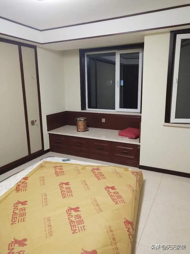 客厅是红木家具卧室衣柜和床选什么颜色?