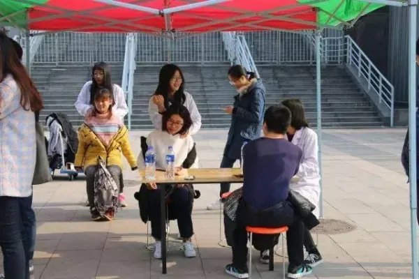 沧州北中医学生操场摆桌交流把脉,怎样看待这样的学习氛围?