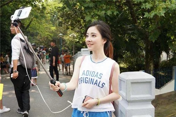 被誉为“斗鱼清流”、“宅男救世主”的兰总,怎么销声匿迹了?