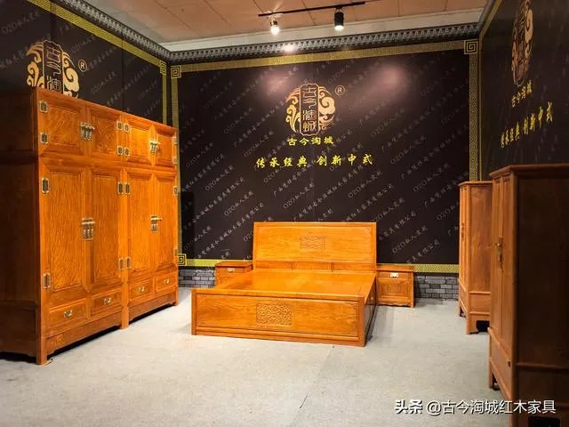 客厅是红木家具卧室衣柜和床选什么颜色?