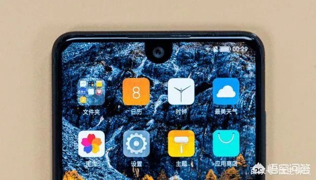 坚果R1是第一款采用“美人尖”设计的手机吗？