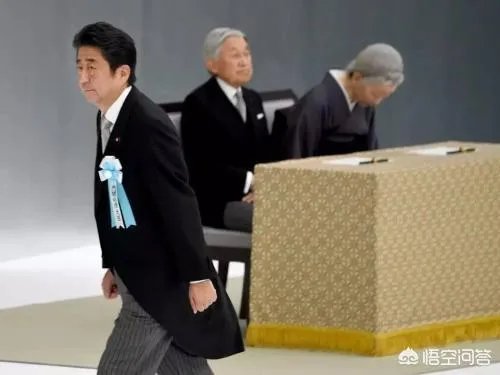 日本天皇退位,是天皇权力大还是首相权力大?两者之间有什么关系?