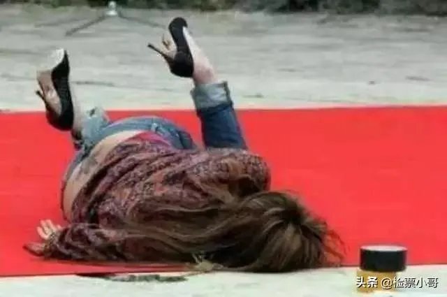 有哪些明星在走红毯时的尴尬事令你捧腹大笑?