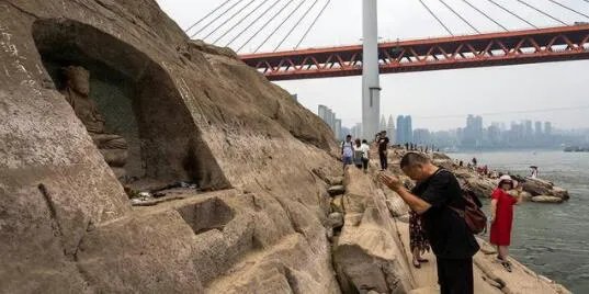 重庆千年神龟奇石露出江面 现场画面曝光众多市民才来围观