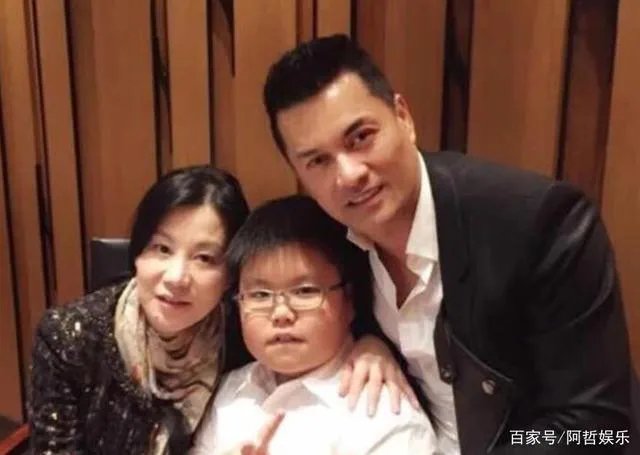 头婚娶周海媚,二婚与邝美云闪婚闪离,吕良伟现在怎么样了?