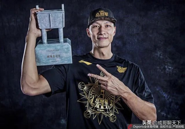 易建联向武汉多家医院共计捐赠11250套防护服,你怎么评价这位中国男篮领袖的行为?