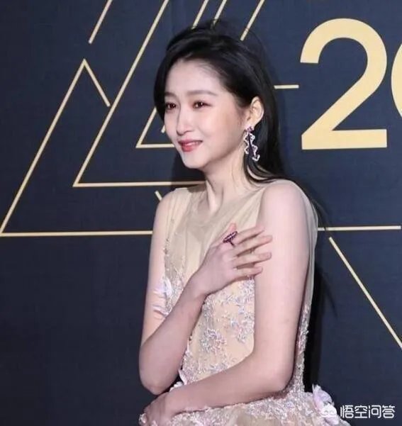 有哪些明星在走红毯时的尴尬事令你捧腹大笑?