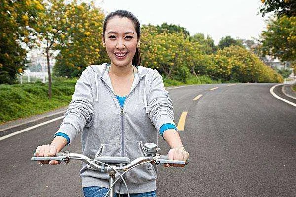 女大学生举报公职父亲,到底是因何原因要大义灭亲?