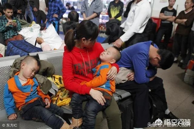 春运的时候,很多农民工不会使用抢票软件,导致买不到票或者只是站票,有办法解决吗?