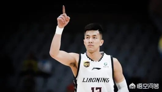 易建联向武汉多家医院共计捐赠11250套防护服,你怎么评价这位中国男篮领袖的行为?