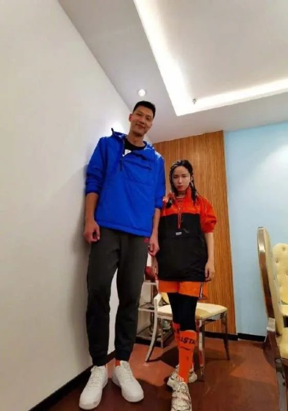 怎么和NBA巨人合影不嫌小?
