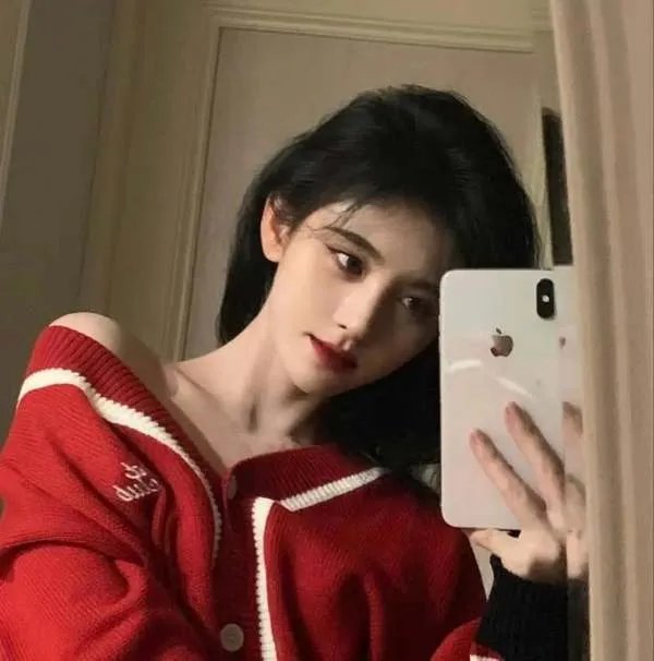 鞠婧祎被人吐槽假人穿假货,网友言论是否过于苛刻?