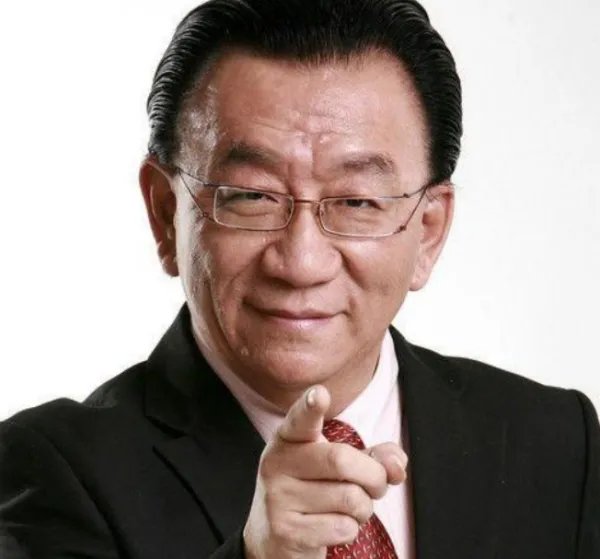 侯耀华霸占弟弟遗产,收2位身材火辣的女徒弟,被指晚节不保,怎么回事?