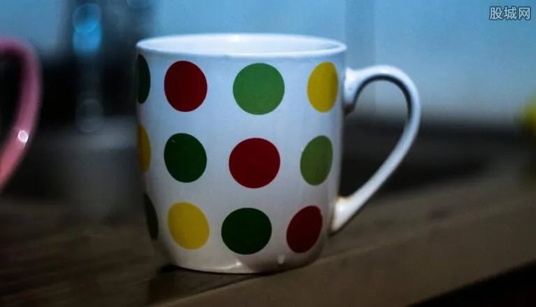 宜家玻璃杯案开庭 消费者被商品炸伤索赔百万