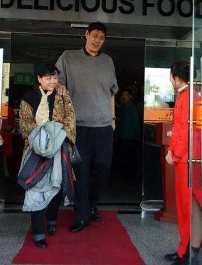 男篮巨人去世十年后,妻子气色变好,儿子1米8不搞体育,他是谁呢?