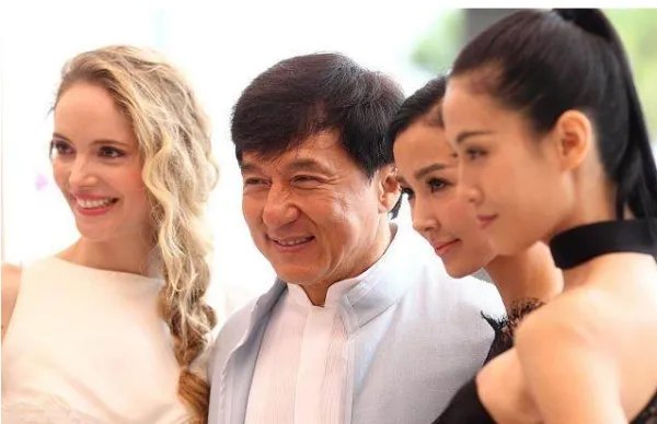 当年成龙的女儿“小龙女”被曝失踪是什么情况?