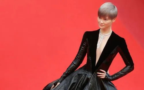 李宇春担任乐队主唱