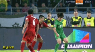 国安进球遭争议判罚越位，主裁判为何只听助理裁判的提醒，自己却不去回看录像呢？