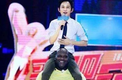 怎么和NBA巨人合影不嫌小?