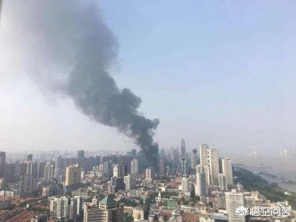 武汉百年饭店发生火灾:屋顶烧穿浓烟滚滚,暂无人员伤亡, 你怎么看?