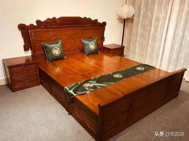 客厅是红木家具卧室衣柜和床选什么颜色?
