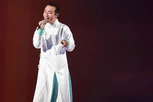 李玉刚的《新贵妃醉酒》演唱难点到底在哪,为何被奉为难以超越的经典?